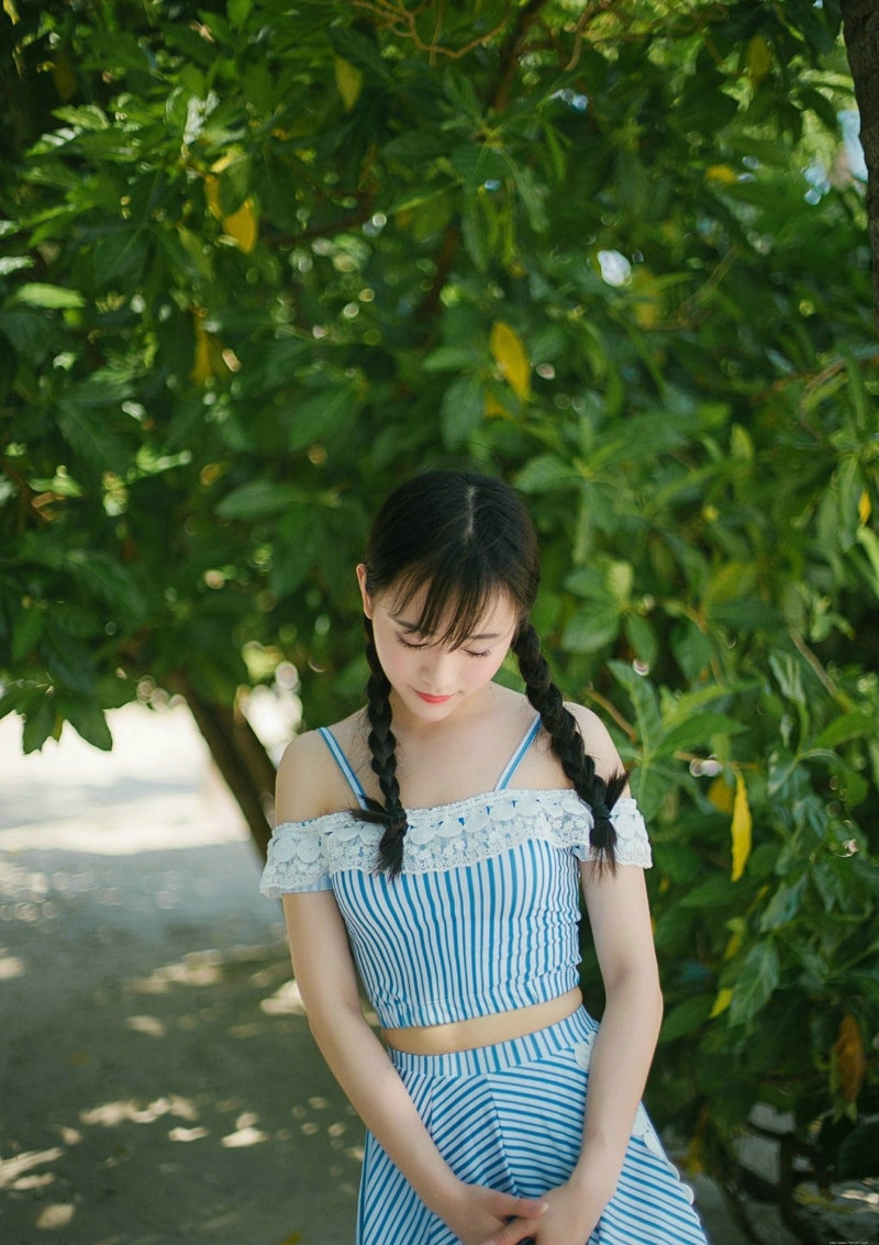 清纯麻花辫美少女一双眼睛炯炯有神可爱迷人