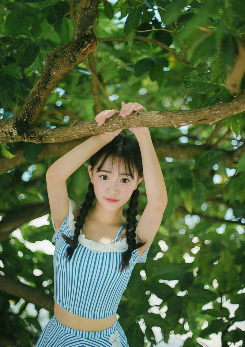 清纯麻花辫美少女一双眼睛炯炯有神可爱迷人