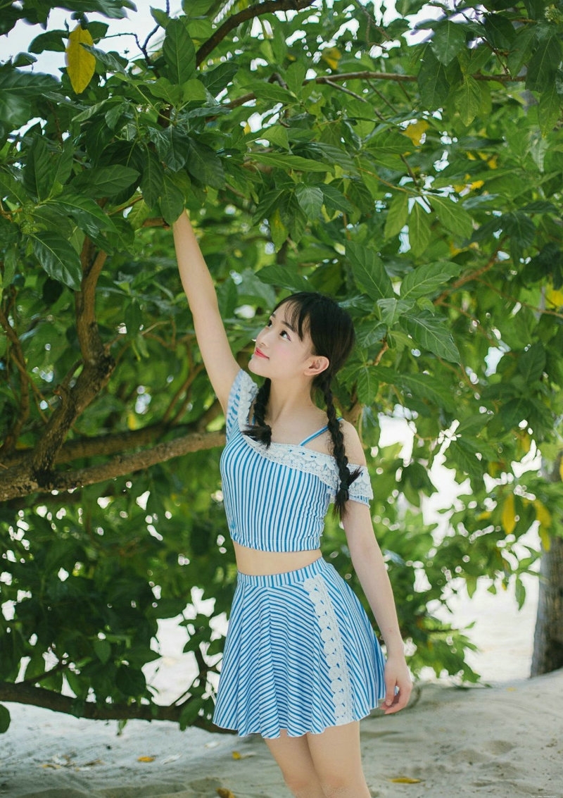 清纯麻花辫美少女一双眼睛炯炯有神可爱迷人