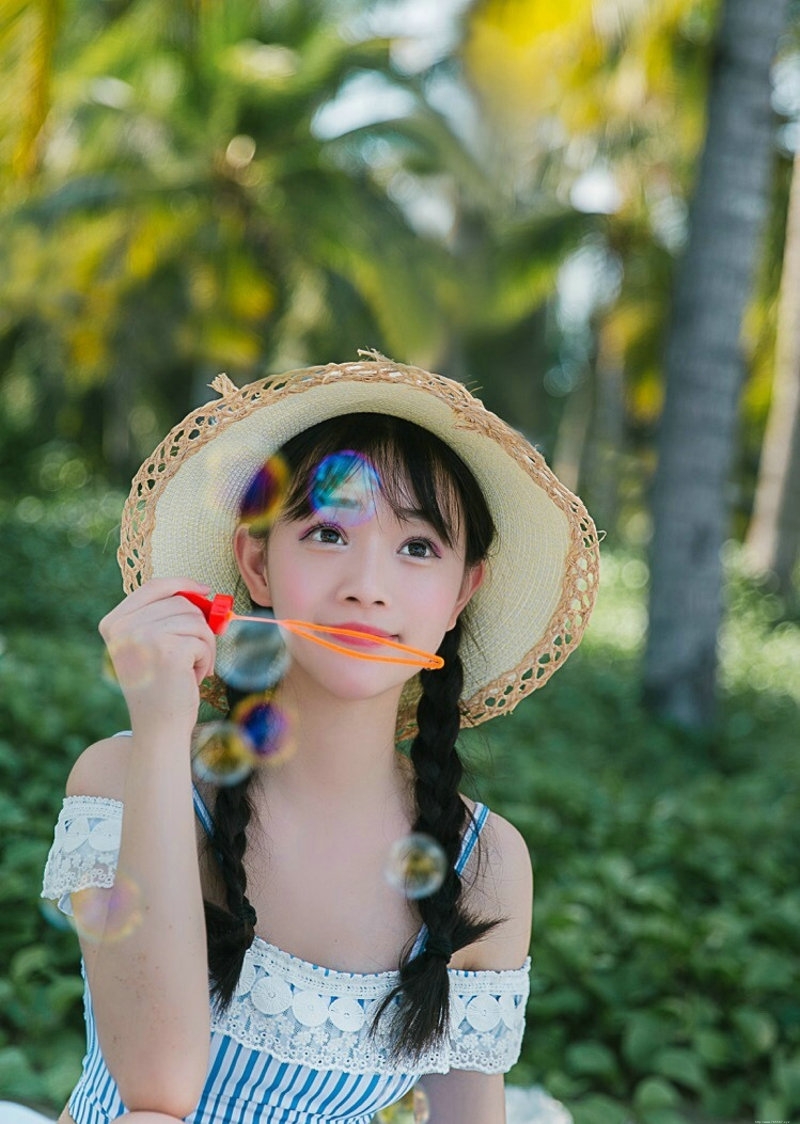 清纯麻花辫美少女一双眼睛炯炯有神可爱迷人