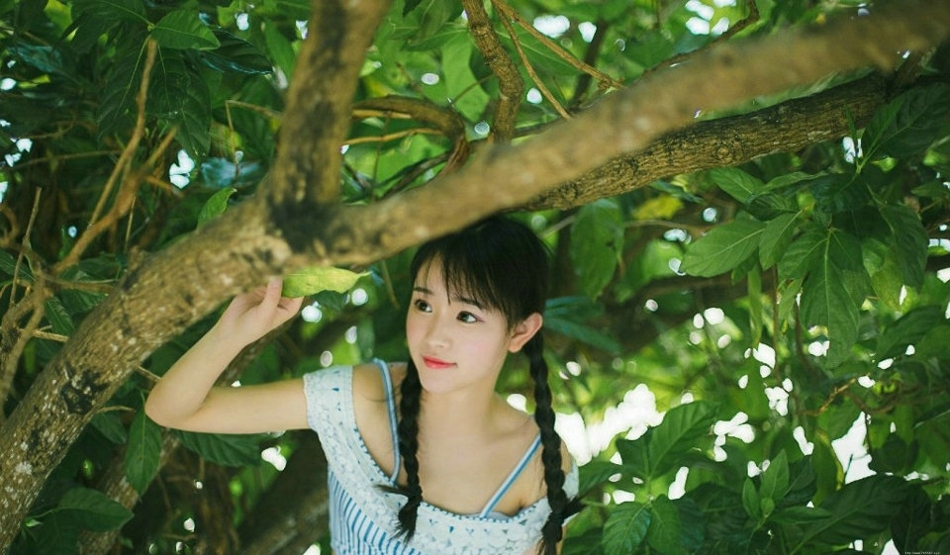 清纯麻花辫美少女一双眼睛炯炯有神可爱迷人