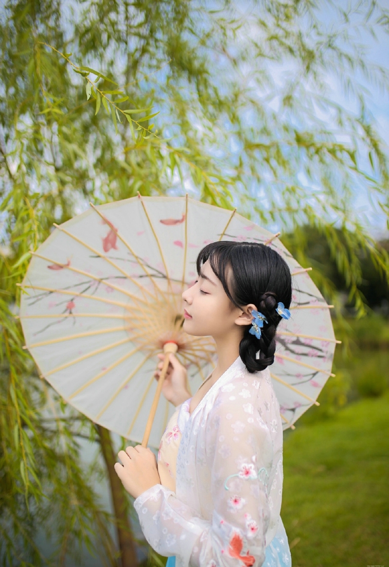 户外古装玲珑少女温婉娇媚动人