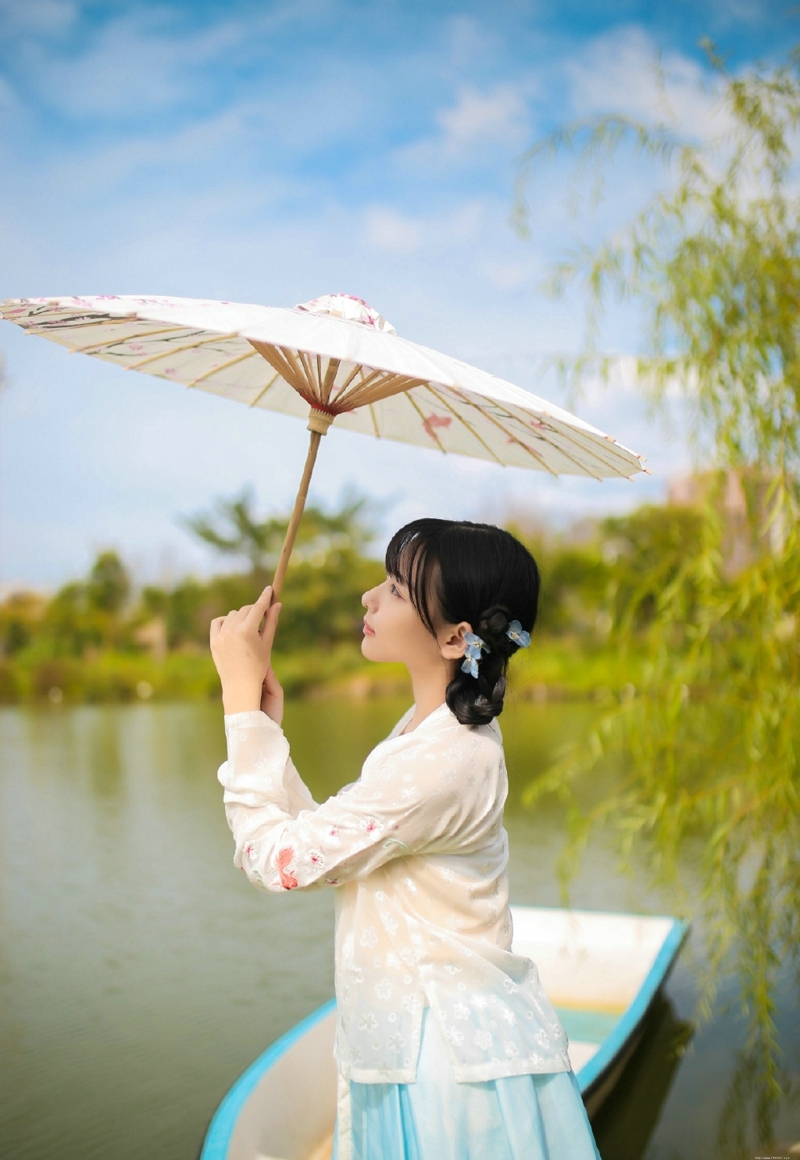 户外古装玲珑少女温婉娇媚动人