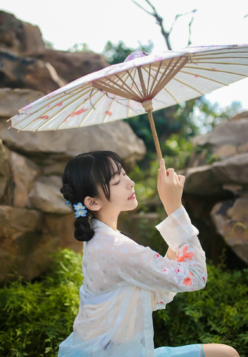 户外古装玲珑少女温婉娇媚动人