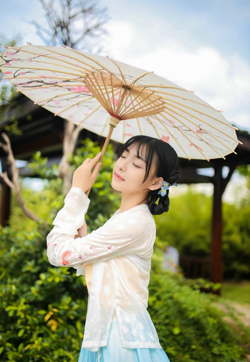 户外古装玲珑少女温婉娇媚动人