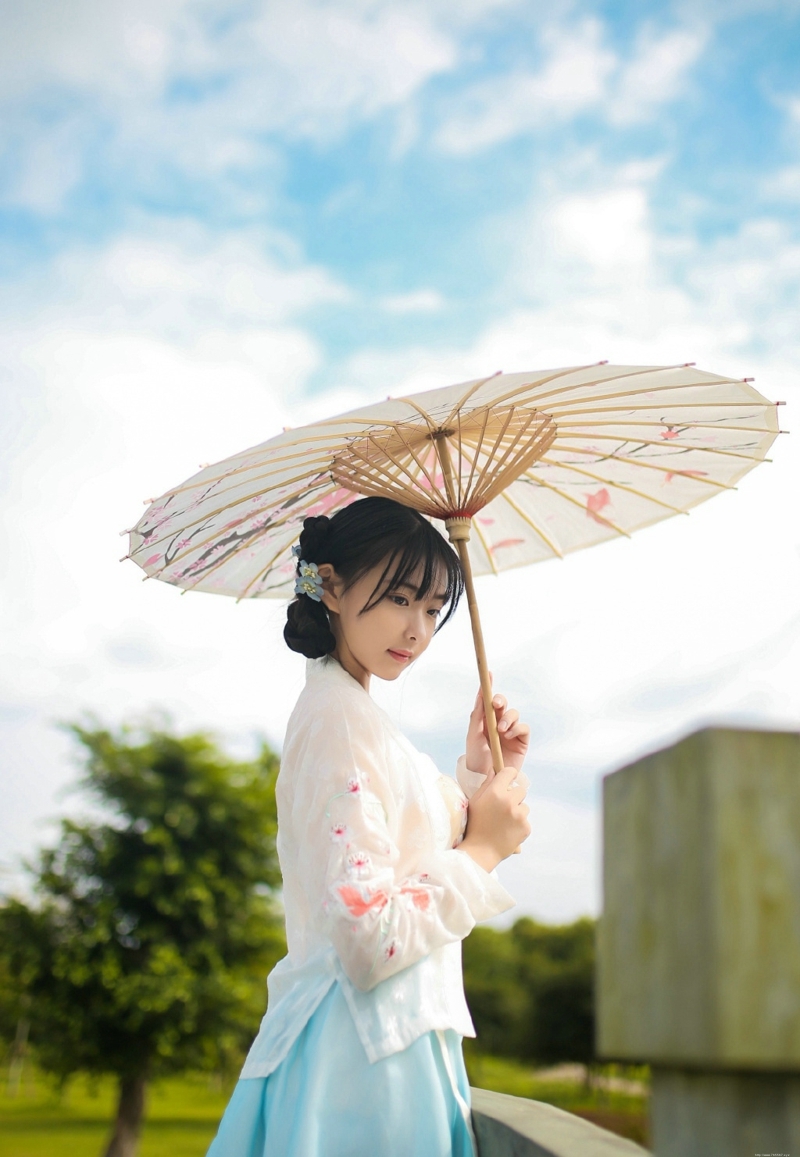 户外古装玲珑少女温婉娇媚动人