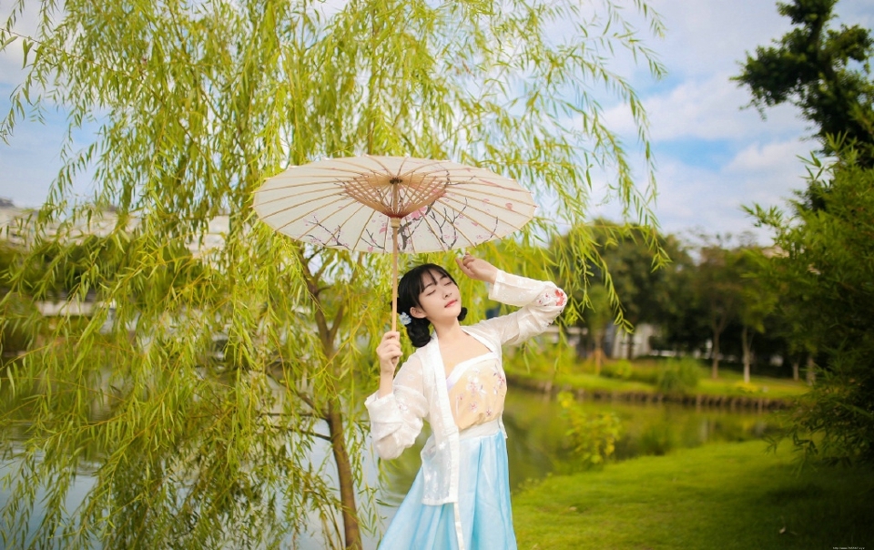 户外古装玲珑少女温婉娇媚动人