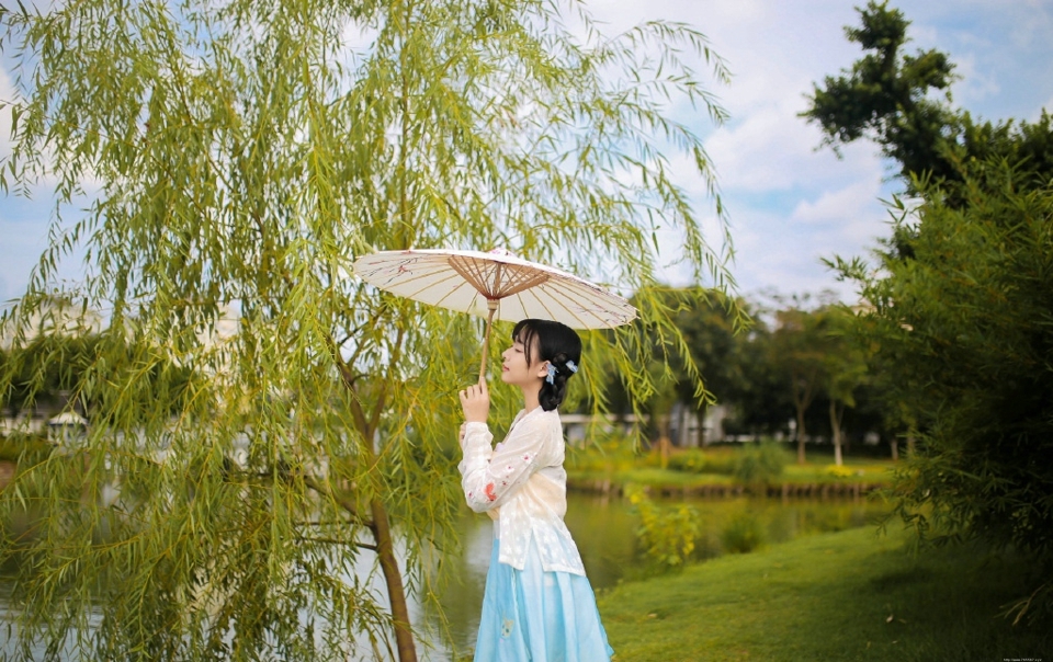 户外古装玲珑少女温婉娇媚动人