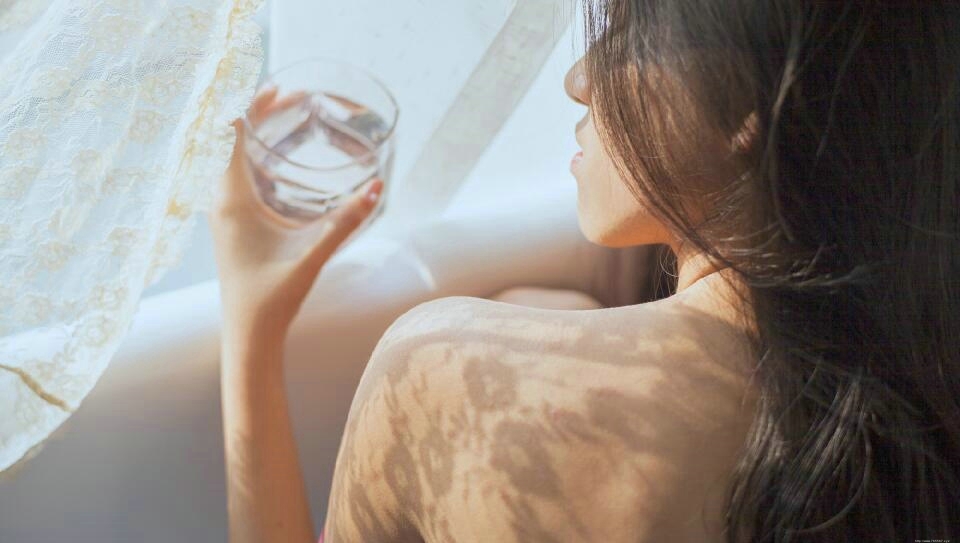 气质吊带睡衣美女慵懒随性范