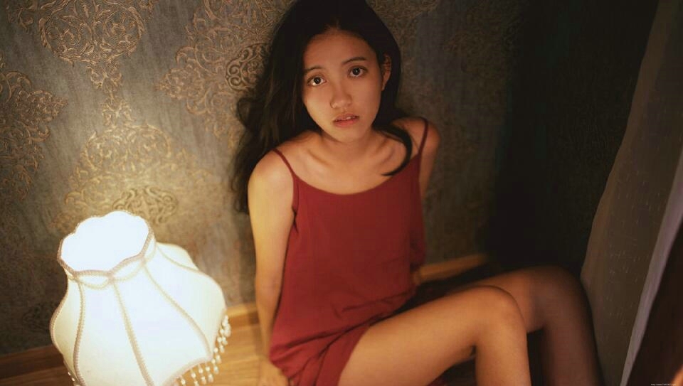 气质吊带睡衣美女慵懒随性范