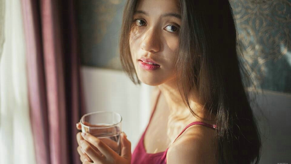 气质吊带睡衣美女慵懒随性范