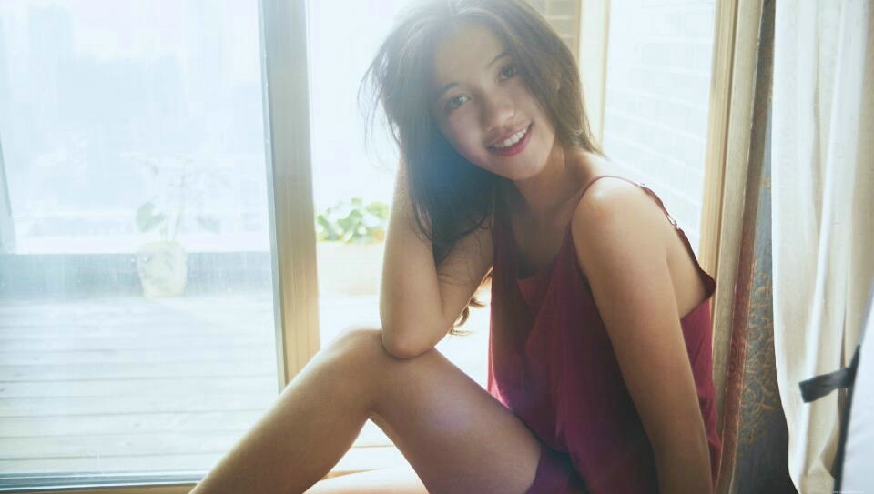 气质吊带睡衣美女慵懒随性范