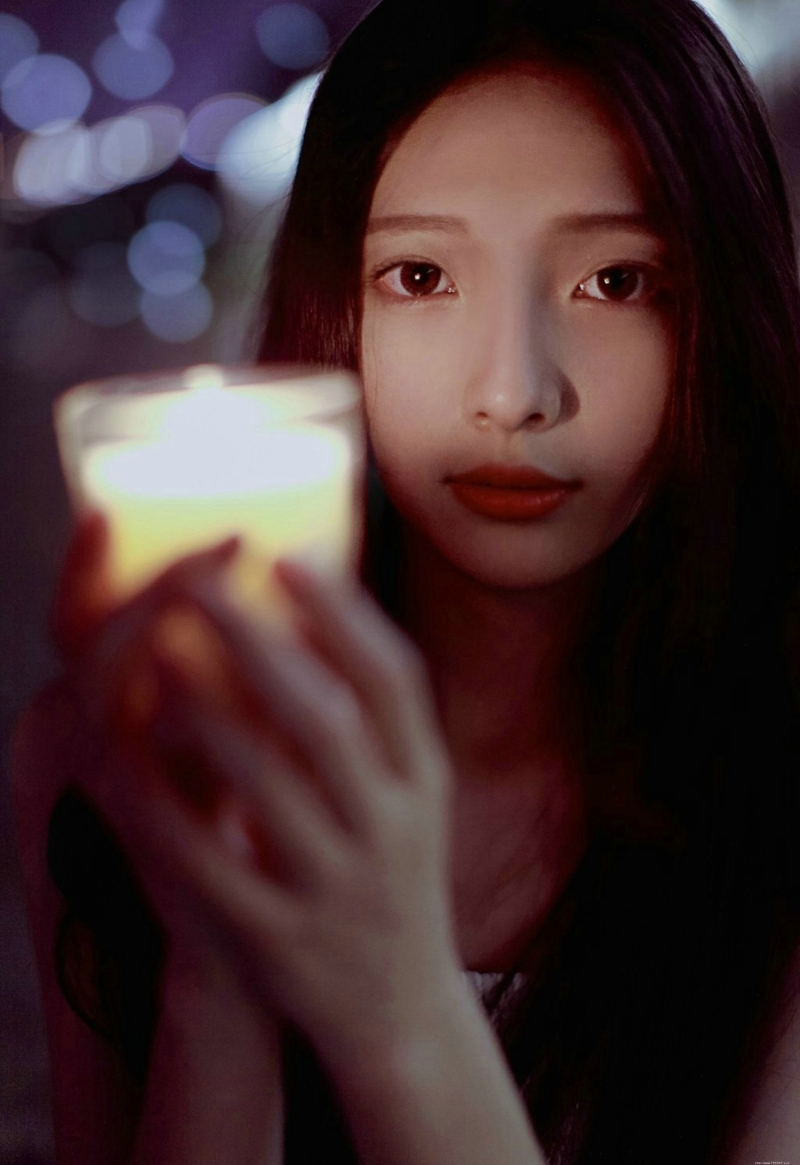 夜晚唯美灯光下的长发美女气质养眼写真