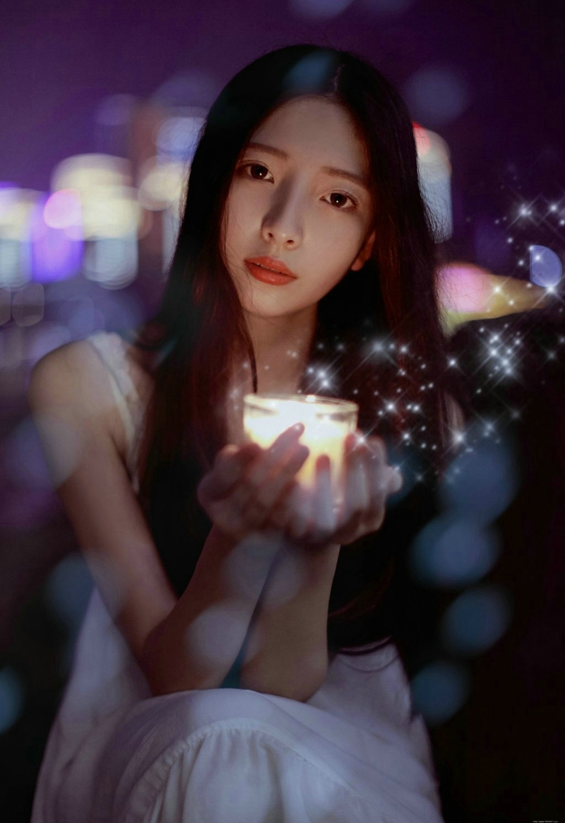 夜晚唯美灯光下的长发美女气质养眼写真