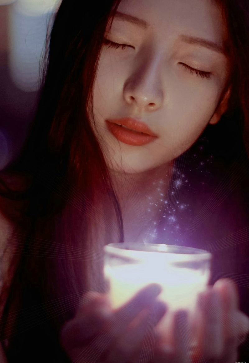 夜晚唯美灯光下的长发美女气质养眼写真