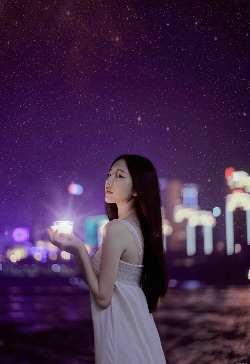 夜晚唯美灯光下的长发美女气质养眼写真