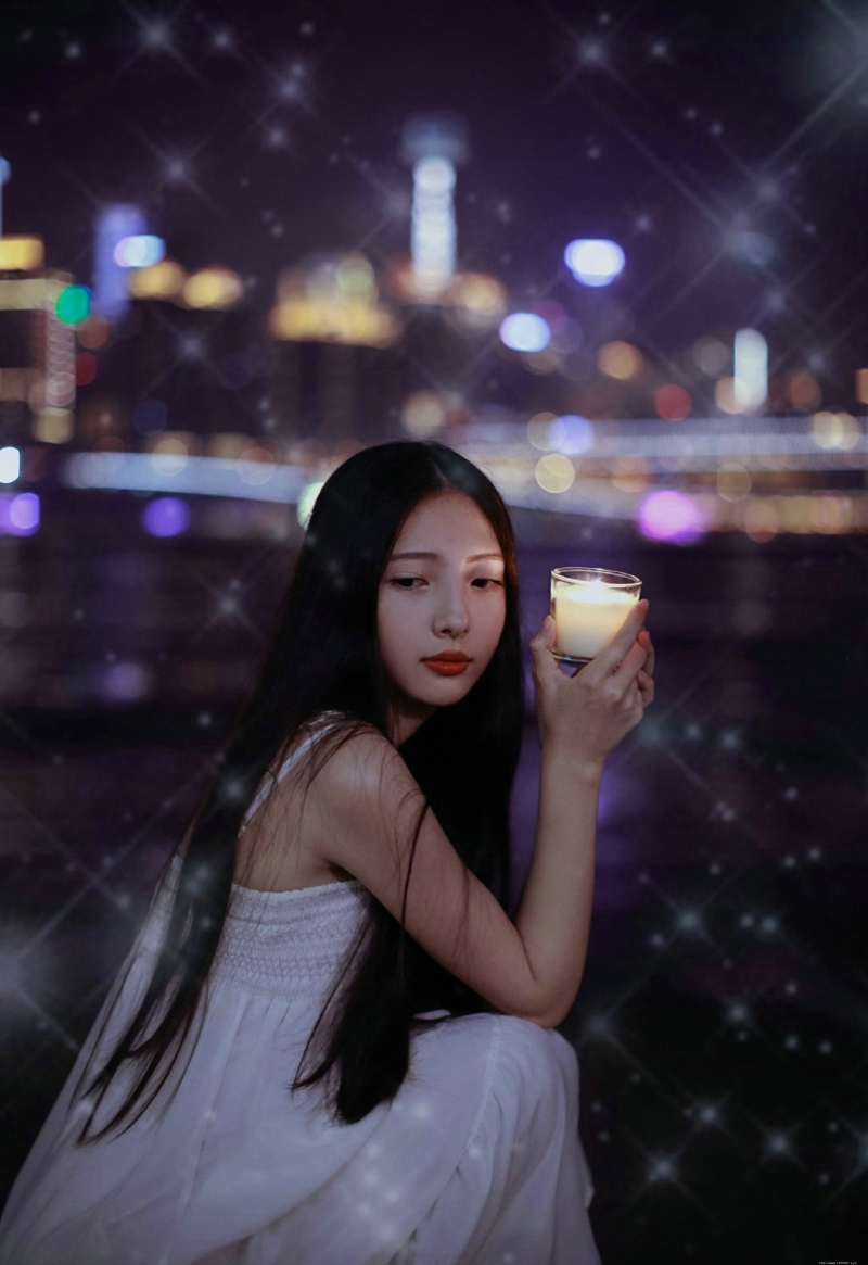 夜晚唯美灯光下的长发美女气质养眼写真