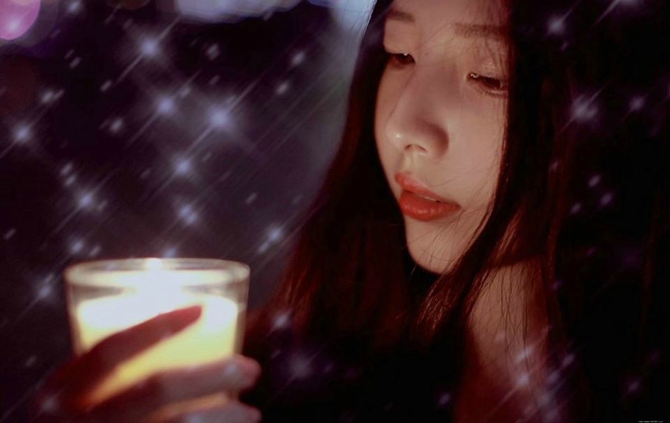 夜晚唯美灯光下的长发美女气质养眼写真