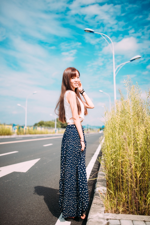 炎热夏天公路美女露脐装清秀迷人清凉诱惑