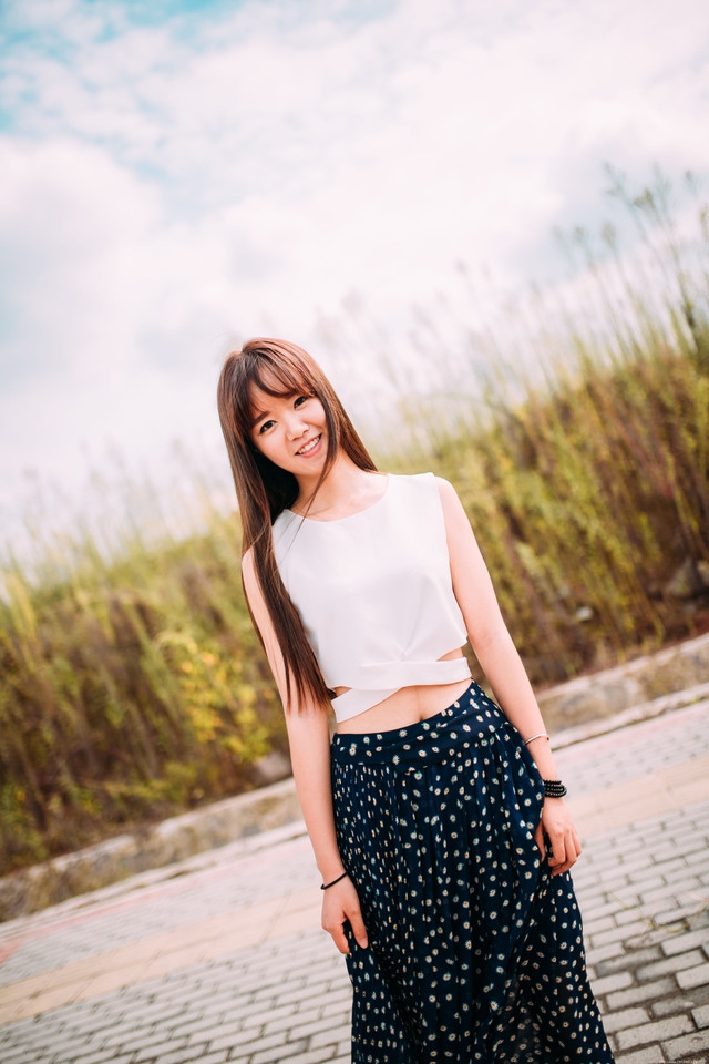 炎热夏天公路美女露脐装清秀迷人清凉诱惑