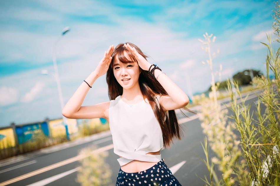 炎热夏天公路美女露脐装清秀迷人清凉诱惑