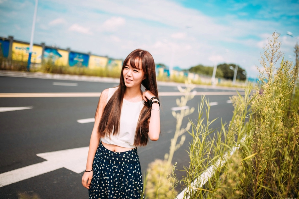 炎热夏天公路美女露脐装清秀迷人清凉诱惑