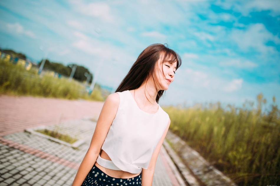 炎热夏天公路美女露脐装清秀迷人清凉诱惑