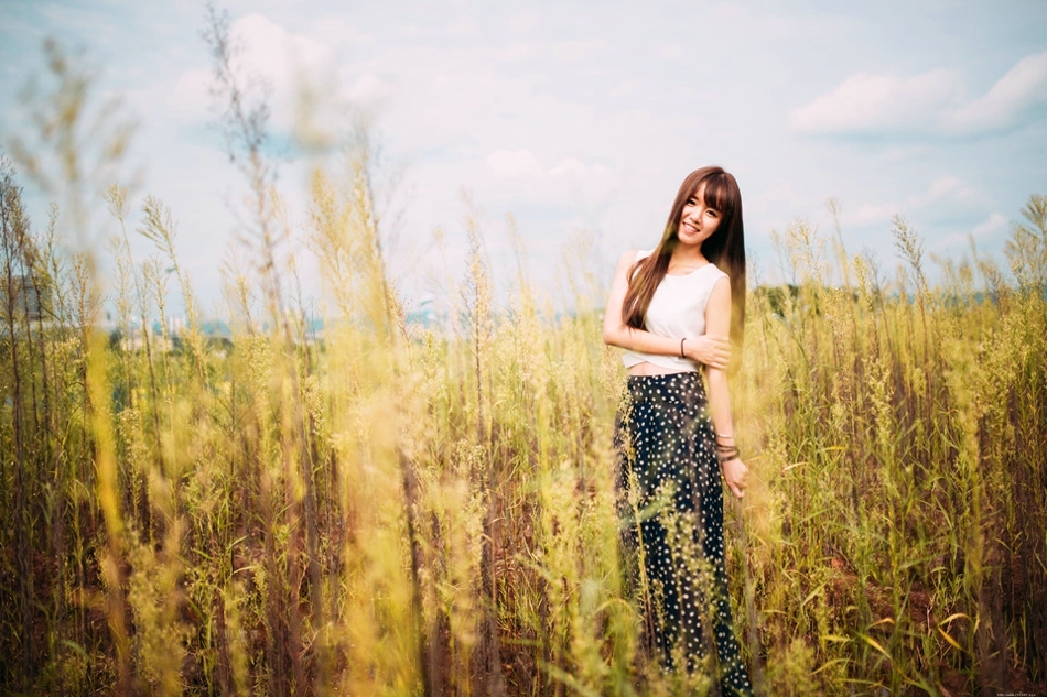 炎热夏天公路美女露脐装清秀迷人清凉诱惑