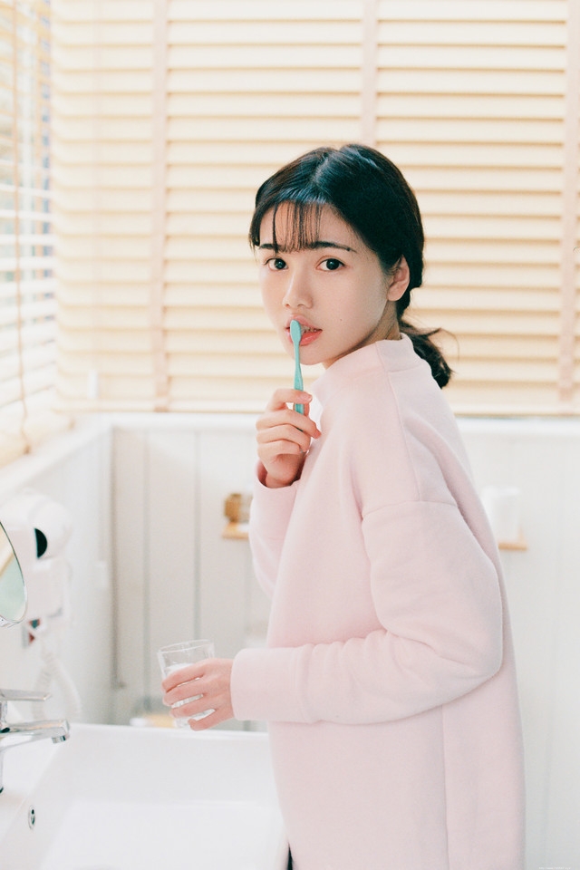 早安刷牙美女玲珑可爱笑眼迷人床上安静看书