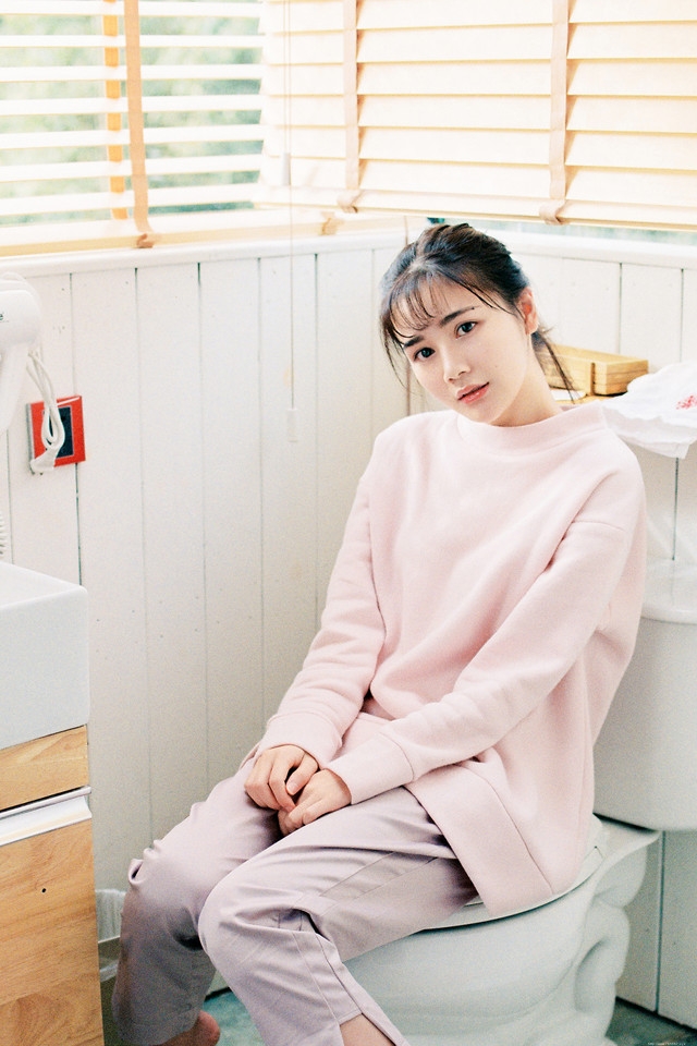 早安刷牙美女玲珑可爱笑眼迷人床上安静看书