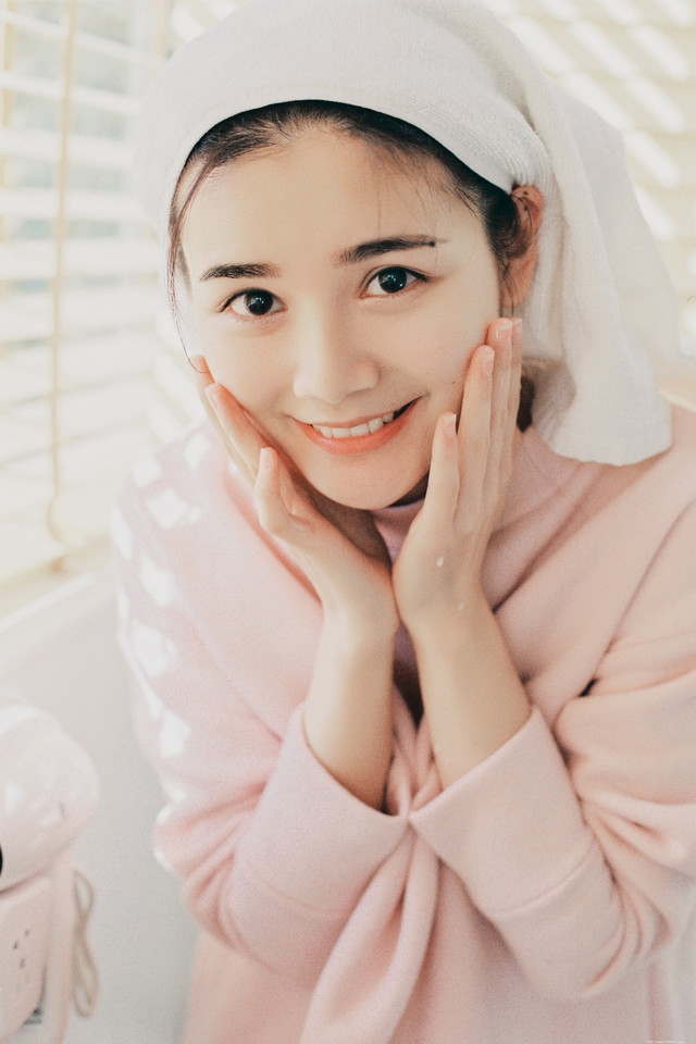 早安刷牙美女玲珑可爱笑眼迷人床上安静看书