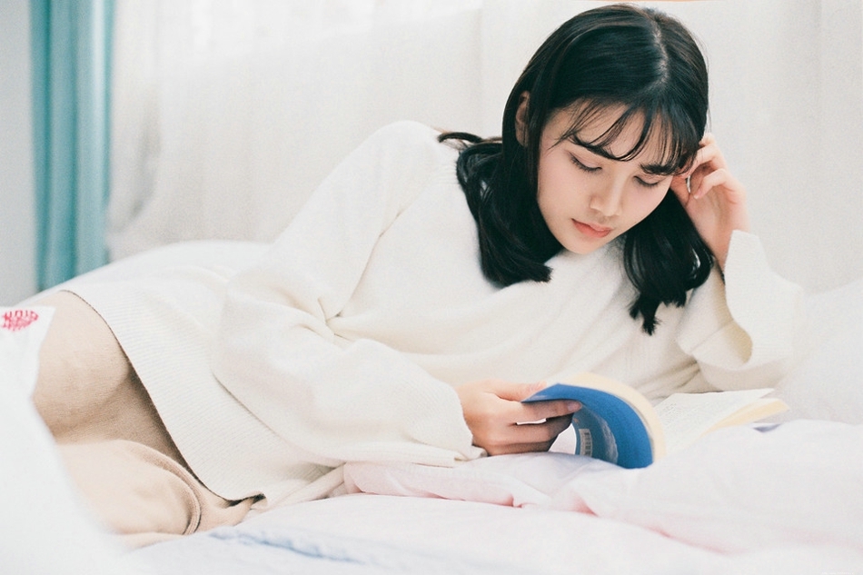 早安刷牙美女玲珑可爱笑眼迷人床上安静看书