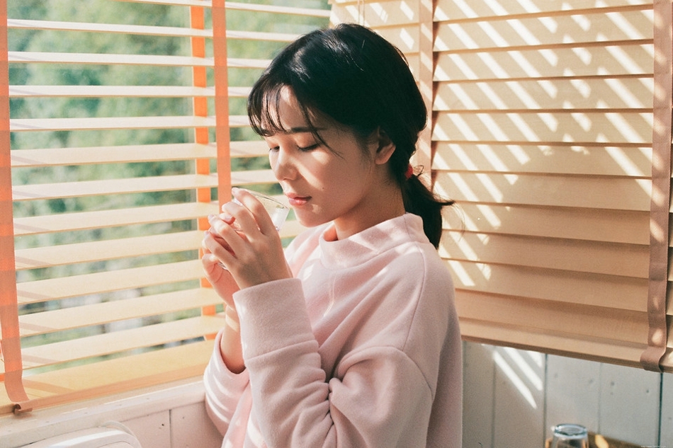 早安刷牙美女玲珑可爱笑眼迷人床上安静看书