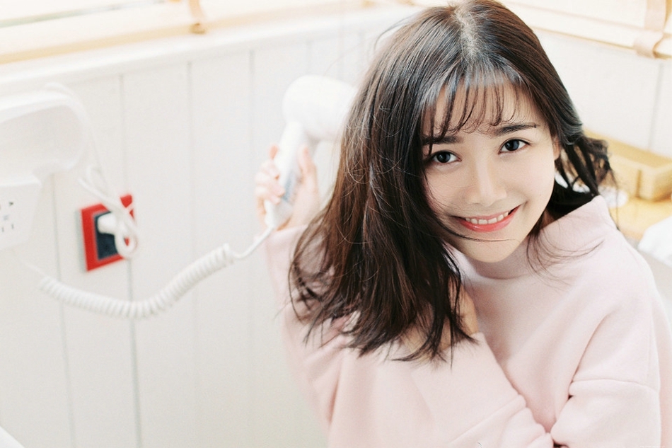 早安刷牙美女玲珑可爱笑眼迷人床上安静看书