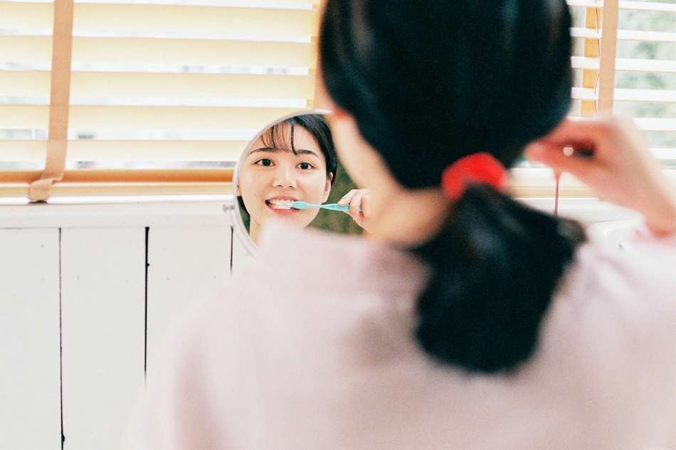 早安刷牙美女玲珑可爱笑眼迷人床上安静看书