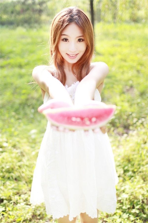 清纯美女户外唯美写真笑颜迷人