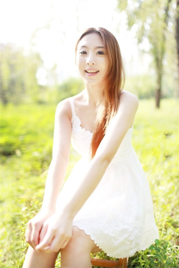 清纯美女户外唯美写真笑颜迷人