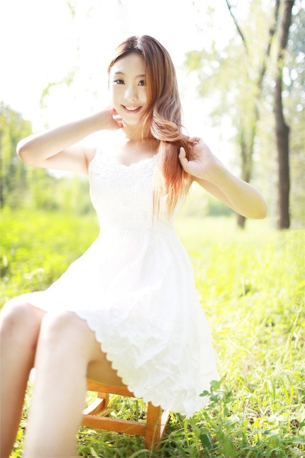 清纯美女户外唯美写真笑颜迷人