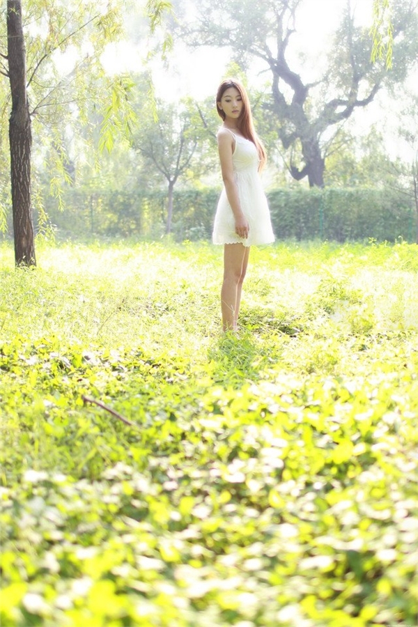 清纯美女户外唯美写真笑颜迷人