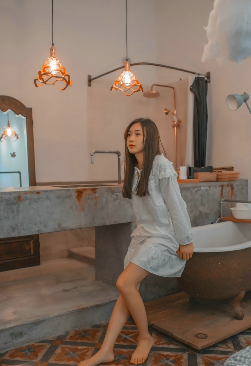 浴缸内的睡衣美女幽静空房孤独写真