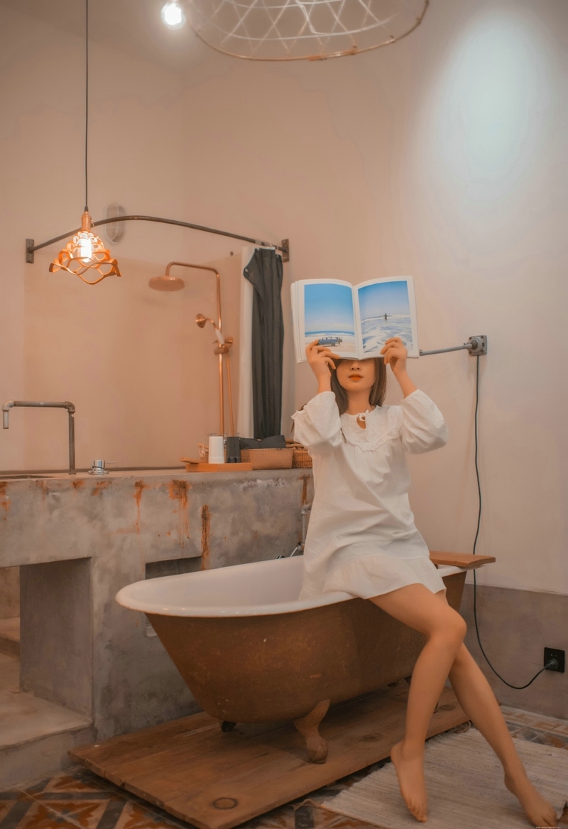 浴缸内的睡衣美女幽静空房孤独写真