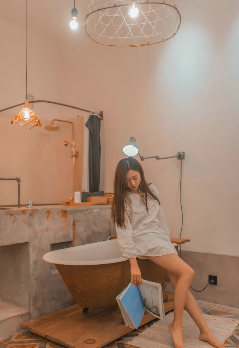 浴缸内的睡衣美女幽静空房孤独写真