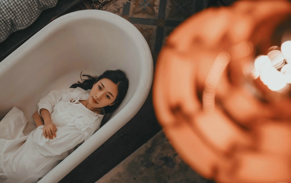 浴缸内的睡衣美女幽静空房孤独写真