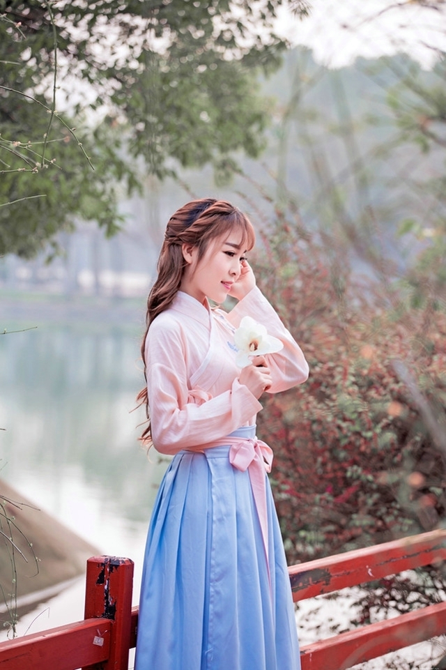 花树下的汉服美女清纯靓丽如花似玉