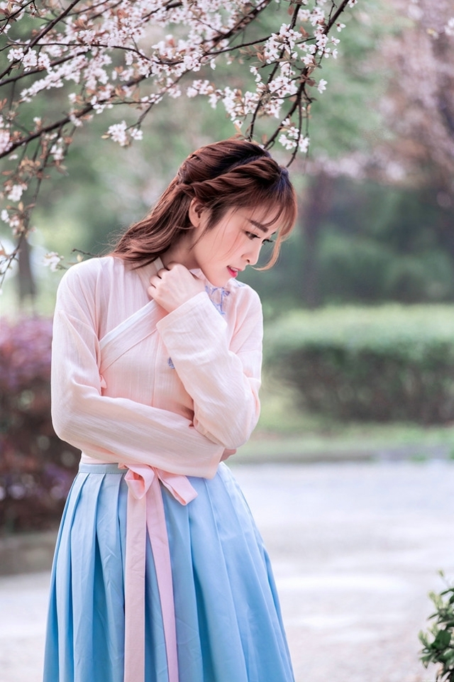 花树下的汉服美女清纯靓丽如花似玉