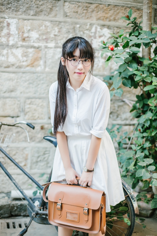 放学回家的骑车女生圆框眼镜呆萌可爱