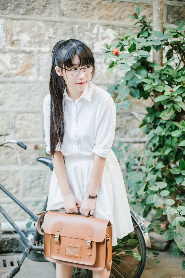 放学回家的骑车女生圆框眼镜呆萌可爱