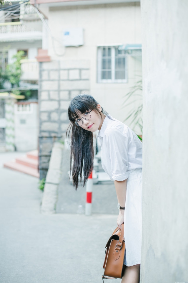 放学回家的骑车女生圆框眼镜呆萌可爱