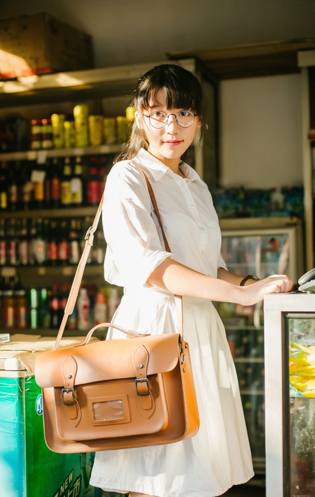 放学回家的骑车女生圆框眼镜呆萌可爱