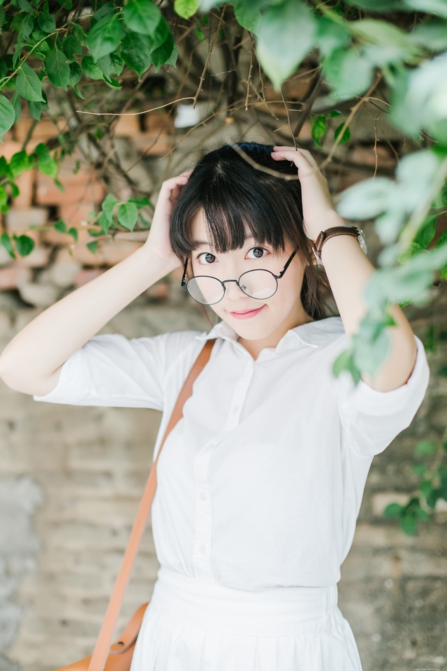 放学回家的骑车女生圆框眼镜呆萌可爱